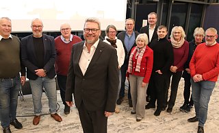 Die Oerlinghauser Sozialdemokraten haben Peter Heepmann (vorn) als ihren Kandidaten für die Bürgermeisterwahl im September benannt. Um einen Sitz im Rat bewerben sich bei der Kommunalwahl im September Matthias Brune (v. l.), Peter Jong, Reinhard Wollny, Sandra Neuber-Richeton, Jürgen Nolte, Ursula Flehmer, Volker Neuhöfer, Patrick Kissner, Susanne Schellhase, Angela Paporovic und Andreas Berkemeier. Nicht im Bild sind Frauke Kleemeier, Selina Sonnenberg, Stephan Ostheider und Ulrich Fillies. - Knut Dinter