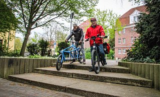 Radfahrer, die von der Bergertorstraße in Richtung City wollen, müssen eine besondere Hürde nehmen. Mitten auf dem Radweg tauchen plötzlich Treppenstufen auf. - Moritz Trinsch