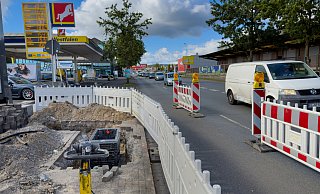 Barken grenzen die Baustelle auf der Eckendorfer Straße in Bielefeld schon jetzt vom Verkehr ab. - Andreas Zobe