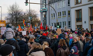 Bis zu 1.400 Personen demonstrierten vor der Parteizentrale der CDU Paderborn. - Julia Spiekerkötter