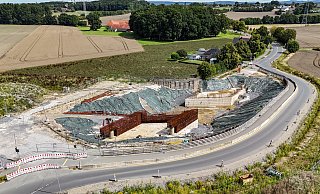 Es gibt Bauprojekte, die unter keinem guten Stern stehen. Dazu zählt wohl auch der Lückenschluss der Ostwestfalenstraße, der Landesstraße 712n. Das rund 2,6 Kilometer lange Verlängerungsstück zwischen Altenhagen und der Herforder Straße sollte mit dazugehöriger Brückenquerung über die Elverdisser Straße bereits im Sommer 2025 fertig sein. Doch anstelle einer hohen Brücke befindet sich an der Stelle ein tiefes Bauloch mit unfertigen, vor sich hin rostenden Stahlbetonfundamenten. - Stefan Gerold