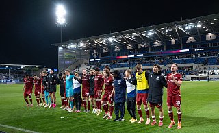 Die Profis des DSC Arminia Bielefeld freuen sich mit ihren 1.700 mitgereisten Anhängern über den Punkt in Darmstadt. - Teresa Kroeger/RHR-FOTO