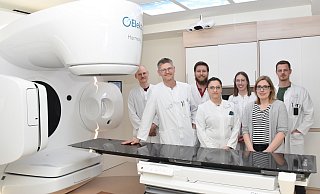 Mit dem neuen Linearbeschleuniger: Till Sanftleben (v. l.), Oberarzt im Team der Strahlentherapie, Chefarzt Attila Salay, Luca Dittrich (MTR), Yasemin Bayram, stellv. Leiterin des MTR-Teams, Angelina Middeke, Assistenzärztin in derStrahlentherapie, Pia Wolf, Leitende Medizinphysikerin und MTR Manuel Busch. - Brüderkrankenhaus St. Josef Mit dem neuen Linearbeschleuniger: Till Sanftleben (v. l.), Oberarzt im Team der Strahlentherapie, Chefarzt Attila Salay, Luca Dittrich (MTR), Yasemin Bayram, stellv. Leiterin des MTR-Teams, Angelina Middeke, Assistenzärztin in derStrahlentherapie, Pia Wolf, Leitende Medizinphysikerin und MTR Manuel Busch. - Brüderkrankenhaus St. Josef