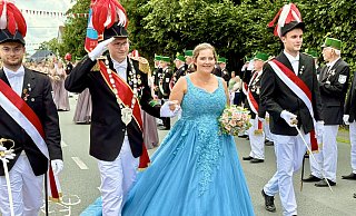 Das junge Königspaar wurde beim Abholen an der Königsresidenz mit begeistertem Jubel empfangen. Pia Nölleke trug beim Festumzug ein glitzernderes Traumkleid in Türkis. - Carola Drabon