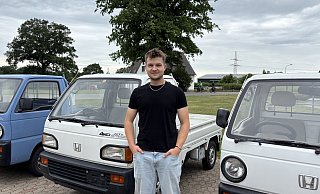 Dominic Brinkmann vor seinen Kei-Trucks. Auf dem Foto gut erkennbar: Die Unterschiede zwischen den in Deutschland zugelassenen eckigen Scheinwerfern und dem runden Original aus Japan. - Zoé Zacharias