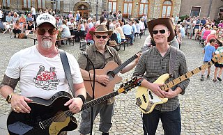 "The Hellbilly Three" mit Gitarrist und Sänger André Hütker aus Gütersloh, Gitarrist und Cajón-Spieler Robin Winkler aus Oerlinghausen sowie Bassist Mike Schmolke aus Verl (v. l.) ist kurzfristig eingesprungen und kommt mit seiner Country-Musik gut an. - Karin Prignitz "The Hellbilly Three" mit Gitarrist und Sänger André Hütker aus Gütersloh, Gitarrist und Cajón-Spieler Robin Winkler aus Oerlinghausen sowie Bassist Mike Schmolke aus Verl (v. l.) ist kurzfristig eingesprungen und kommt mit seiner Country-Musik gut an. - Karin Prignitz