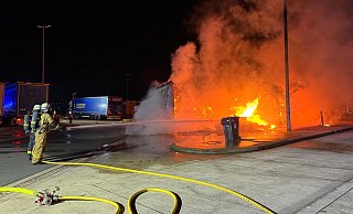 Am Samstagabend brannten an der A2-Raststätte Lipperland-Süd aus bislang ungeklärter Ursache zwei Lkws vollständig aus. - Paul Brinkmann Am Samstagabend brannten an der A2-Raststätte Lipperland-Süd aus bislang ungeklärter Ursache zwei Lkws vollständig aus. - Paul Brinkmann