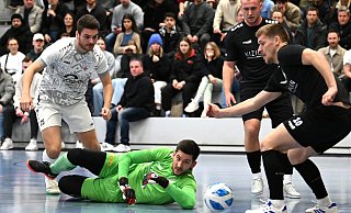 Im Duell zwischen dem TuS Jöllenbeck und dem VfL Theesen ging es hoch her. Unser Bild zeigt von links: Tim Milse (Jöllenbeck) sowie die Theesener Dominic Breese, Tom Fuhrmann und Benedikt Ganz. - Barbara Franke