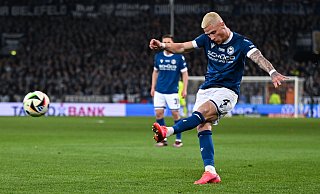 Louis Oppies linker Fuß ist gefürchtet. Hier bereitet Arminias Linksverteidiger das 2:1 gegen Bayer Leverkusen mustergültig vor. - Teresa Kroeger