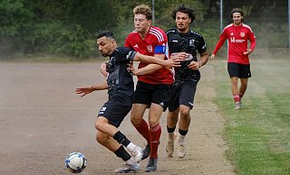 FC Türk Sports Zugang Hakan Baris wird beim 0:2 von einem Spieler des TuS Lipperreihe bedrängt. - az