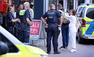 Polizisten überprüfen die Personalien der beiden 27-jährigen Tatverdächtigen. - Patrick Menzel