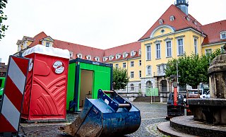 Bauarbeiten am Herforder Rathausplatz: Container und Bagger markieren den Beginn der umfangreichen Umgestaltung. - Moritz Trinsch Bauarbeiten am Herforder Rathausplatz: Container und Bagger markieren den Beginn der umfangreichen Umgestaltung. - Moritz Trinsch