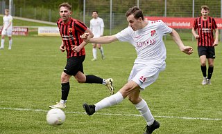 Theesens Landesliga-Fußballer (weiße Trikots) entführten drei Punkte aus Hövelhof. - Peter Unger Theesens Landesliga-Fußballer (weiße Trikots) entführten drei Punkte aus Hövelhof. - Peter Unger