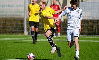 Bei Wellensieks 1:2 gegen Türkgücü Gütersloh hat VfR-Mann Florian Lotthammer in dieser Szene die Nase vorn. - Andreas Zobe