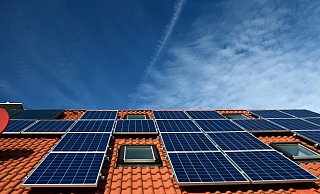 Photovoltaikanlagen auf einem Hausdach: Die mögliche Abschaffung der Einspeisevergütung sorgt bei Unternehmen und Kunden für Unsicherheit. - Pixabay