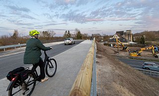 Die Brücke über die B1 an der Mastbruchstraße in Paderborn-Schloß Neuhaus ist wieder freigegeben. - Niklas Tüns