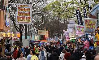 OWLs Volksfeste ziehen jährliche Tausende Besucher an. Für die Kommunen ist die Absicherung der Veranstaltungen eine riesige Herausforderung – die sich nicht jeder leisten kann. - Claus Frickemeier