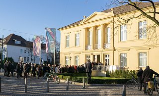 Riesiger Andrang herrschte bei der Eröffnung des Hermann-Stenner-Kunstforums an der Obernstraße im Januar 2019. Heute hat es eine weiße Fassade. - Dennis Angenendt