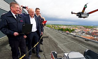 Selbst bei extrem böigem Wind gelingt die Landung der Drohne nach dem Erkundungsflug. Darüber freuen sich (v. l.) Mark Nigriny, Christoph Rüther und Stephan Reckhaus. - Ralph Meyer