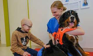 Physiotherapeutin Michalina Chlanda-Stieben mit Berner Sennenhund Mochi und Patient Filip (7) in der neuen Kinderklinik in Bethel. - Andreas Zobe