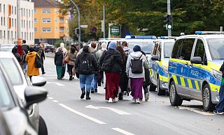 Nach rund drei Stunden verlassen die ersten Schülerinnen und Schüler das abgesperrte Westfalen-Kolleg. - Niklas Tüns