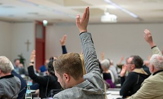 Stadträte stimmen während einer Sitzung ab. Der AfD-Zuwachs verändert in vielen Rathäusern die politische Lage. - picture alliance/dpa