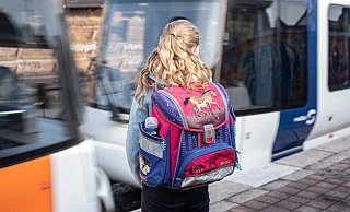 Ein kostenloses Bus- und Bahnticket für alle Bielefelder Schüler, so wie anderswo, würde viel Ärger und Verwaltungsaufwand sparen, sagen Eltern seit Jahren. - Felix Brenneke