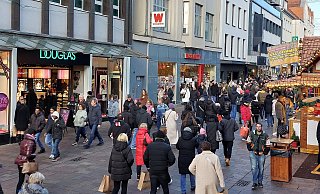 Zeit zum Shoppen: Am ersten Advent öffneten die Geschäfte in der Paderborner Innenstadt. - Viktoria Bartsch