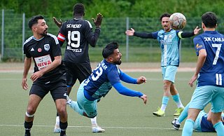 In der Fußball-Bezirksliga lieferten sich SuK Canlar und SC Hicret ein spannendes Spiel. - Andreas Zobe