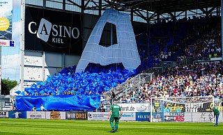 Der Arminia-Block in Kiel war mit knapp 1.500 Anhängern restlos ausverkauft. - IMAGO/Eibner Der Arminia-Block in Kiel war mit knapp 1.500 Anhängern restlos ausverkauft. - IMAGO/Eibner