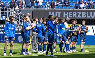 Die Paderborner Spieler stehen nach dem 1:1 gegen Elversberg vor ihren Fans. - picture alliance/dpa