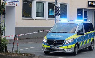 Die Polizei hat die Ermittlungen aufgenommen und sich weiträumig um den Bereich der Mindener und Berliner Straße aufgestellt. - Claus Frickemeier