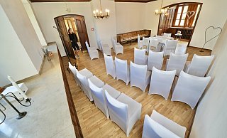 Ist das das neue Trauzimmer auf der Bielefelder Sparrenburg? Nein, auch im alten Trauraum hat sich mit der Renovierung viel getan. Doch bald steht der Umzug an, weiß Architektin Eva Schreiber (hinten). - Peter Unger Ist das das neue Trauzimmer auf der Bielefelder Sparrenburg? Nein, auch im alten Trauraum hat sich mit der Renovierung viel getan. Doch bald steht der Umzug an, weiß Architektin Eva Schreiber (hinten). - Peter Unger