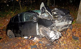Bei einem Verkehrsunfall auf der Klausheider Straße im Paderborner Stadtteil Sande prallte ein Nissan Pulsar gegen einen Straßenbaum. - Ralph Meyer