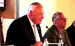 Sichtbare Erleichterung: Höxters Bürgermeister Daniel Hartmann direkt nach der Abstimmung. - David Schellenberg