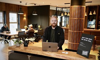 Kevin Pamann am Empfang des neuen "Pioneers Theatre" am Klosterplatz. - Peter Unger