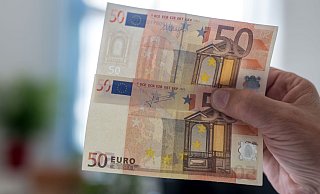Eine Bielefelderin versuchte in einem Elektromarkt mit Falschgeld zu zahlen. Auf diesem Foto ist einer der Scheine eine Blüte (unten). - Symbolfoto: Matthias Balk / dpa