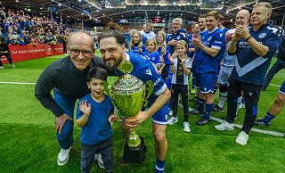 Stadtwerke-Geschäftsführer Martin Uekmann (l.) hat DSC-Kapitän David Ulm den Pokal überreicht. Die Traditionsmannschaft von Arminia Bielefeld gewinnt den Legendenkick. - Andreas Zobe
