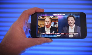 Unterstützung für die AfD: Nach Elons Musks Live-Talk mit Kanzlerkandidatin Alice Weidel ließen viele Unternehmen in OWL ihre Konten bei X nicht mehr ruhen, sondern löschten sie aktiv. - IMAGO/Guido Schiefer