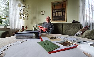Das Foto entstand zum 90. Geburtstag von Siegfried Hagemann im Jahr 2021. Vor ihm auf dem Tisch liegt ein nur kleiner Teil seines persönlichen Archivs und natürlich sein Parteibuch. - Gerald Dunkel