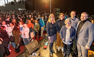 Heike Trautmann (v.l., Vizepräsidentin für Internationale Beziehungen), Beate Flath (Vizepräsidentin für Lehre, Studium und Qualitätsmanagement), Simone Probst (Vizepräsidentin für Wirtschafts- und Personalverwaltung), Asta-Vorsitz Mo Falke und Universitätspräsident Matthias Bauer begrüßen am Dienstag die Erstsemester. - Niklas Tüns