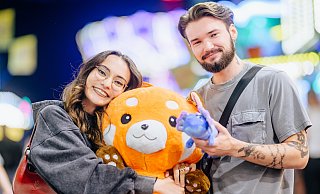 Zeynep und Robert freuen sich über das Losglück, bei dem sie einen roten Panda gewonnen haben. - Besim Mazhiqi Zeynep und Robert freuen sich über das Losglück, bei dem sie einen roten Panda gewonnen haben. - Besim Mazhiqi
