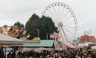 Tausende Gäste aus Niedersachsen und auch aus NRW zieht es zum Brockumer Markt. Sie genießen die einmalige Atmosphäre, die der Traditions-Rummel bietet. - Joern Spreen-Ledebur