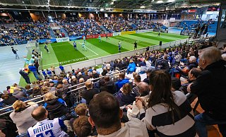 1.800 Fans sahen den Legendenkick in der Seidenstickerhalle. Auch DSC-Finanzchef Christoph Wortmann betrachtet die Zuschauerzahl als ausbaufähig. - Andreas Zobe