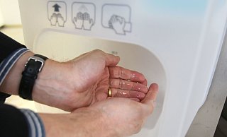 Händehygiene ist unerlässlich, wenn Noro-, Rota- und andere Viren umgehen. Auch Pflegeheime und Krankenhäuser sind in Bielefeld betroffen. - Frank-Michael Kiel-Steinkamp Händehygiene ist unerlässlich, wenn Noro-, Rota- und andere Viren umgehen. Auch Pflegeheime und Krankenhäuser sind in Bielefeld betroffen. - Frank-Michael Kiel-Steinkamp