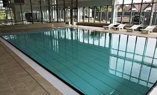Am Kursbecken im dreieinhalb Jahre jungen Hallenbad haben sich Fliesen gelöst - ebenso wie an den Ablagefächern für Handtücher. - Simone Flörke/Archiv