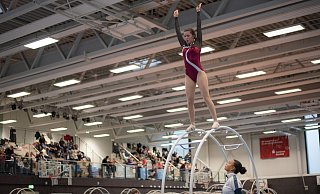 Emma Anton thront hoch oben auf dem Rhönrad beim TSVE-Pokal in der Almhalle. - Felix Brenneke