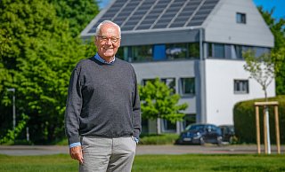Volker Crayen vor dem Architekturbüro an der Stapenhorststraße: das Bürogebäude wurde als Holzbau aufgestockt. Die Photovoltaikanlage wurde flächenbündig eingebaut. - Andreas Zobe