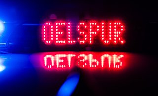 Einsatzfahrzeug mit Warnsignal: Eine Ölspur sorgt derzeit für Verkehrsbehinderungen in Herford und Löhne. - picture alliance/dpa