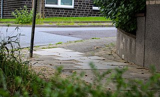 An der Kreuzung Elverdisser Straße/Heimstättenweg ist vor kurzem Glasfaser verlegt worden. Nun sorgen die schiefen und lockeren Pflastersteine für Unmut bei den Anwohnern. - Moritz Trinsch An der Kreuzung Elverdisser Straße/Heimstättenweg ist vor kurzem Glasfaser verlegt worden. Nun sorgen die schiefen und lockeren Pflastersteine für Unmut bei den Anwohnern. - Moritz Trinsch